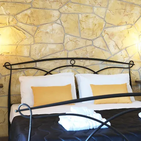 Welcomely - Menhir * Olmedo